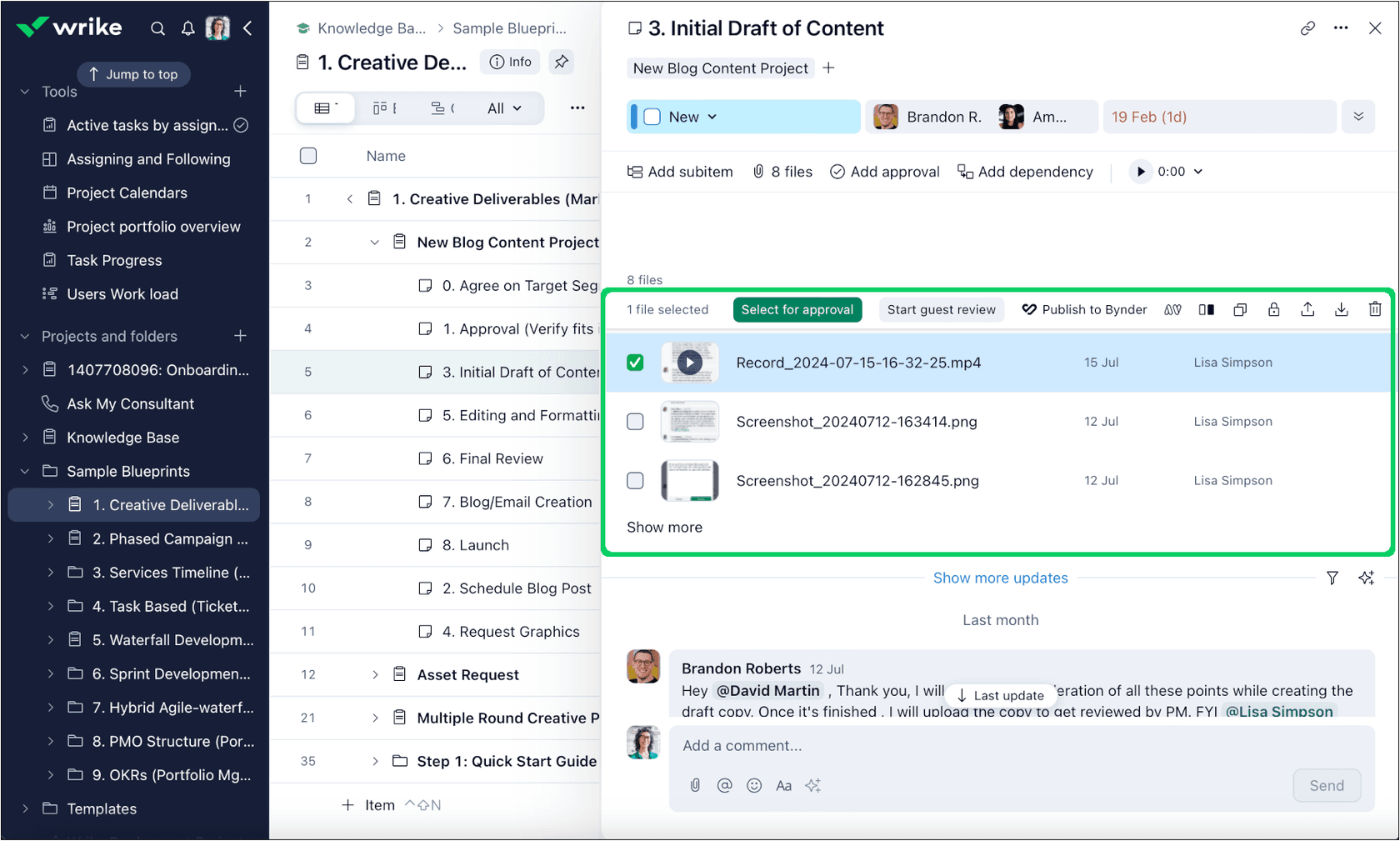 Interface de gerenciamento de projetos do Wrike exibindo uma lista de tarefas e visualização detalhada de tarefas com anexos de arquivos e comentários.