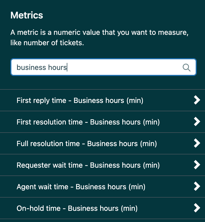 Interface de seleção de métricas do Zendesk, destacando várias métricas baseadas em tempo medidas em horário comercial, que são cruciais para definir as metas da política de SLA.