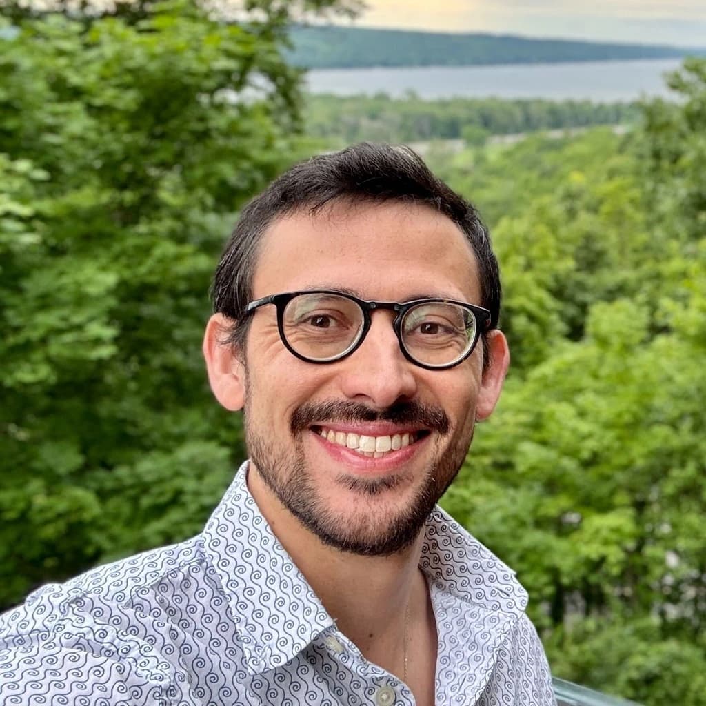 El uso innovador de eesel AI en soporte y operaciones de Yellowdig