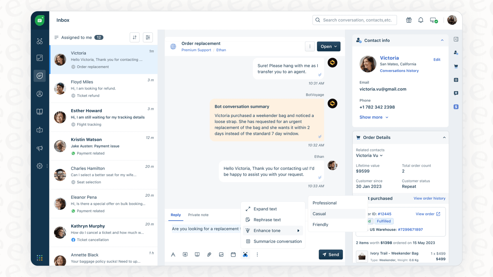 Captura de tela demonstrando como o Freshdesk AI Tone Enhancer funciona no editor de tickets.