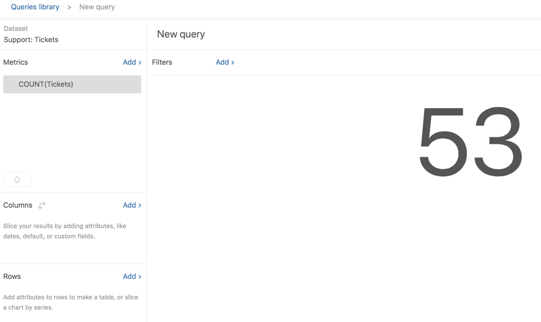 Una interfaz de constructor de consultas que muestra opciones para definir métricas, filtros, columnas y filas para una nueva consulta de datos.