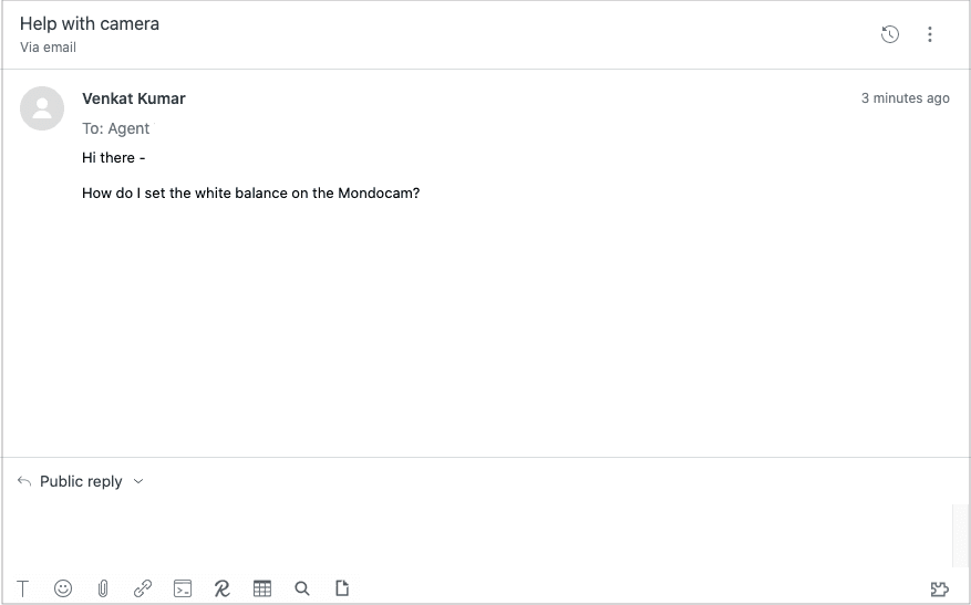 カメラの設定に関する顧客のリクエストと、エージェントの公開返信オプションを表示するサポートチケットのインターフェース。