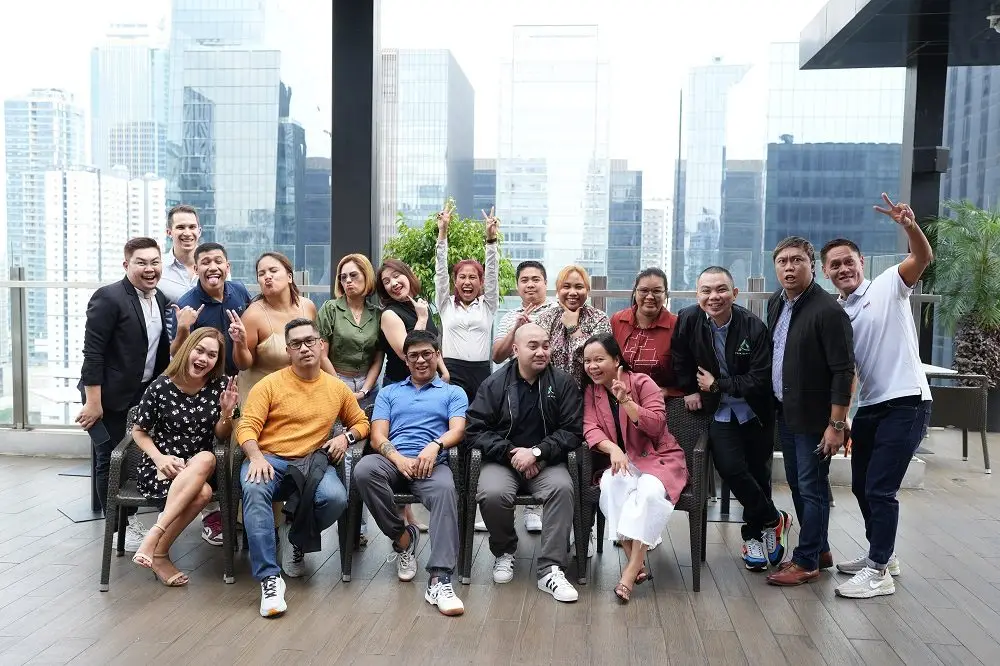 Equipe da Peak Support reunida, refletindo seu modelo boutique focado em pessoas, retirado da Peak Support