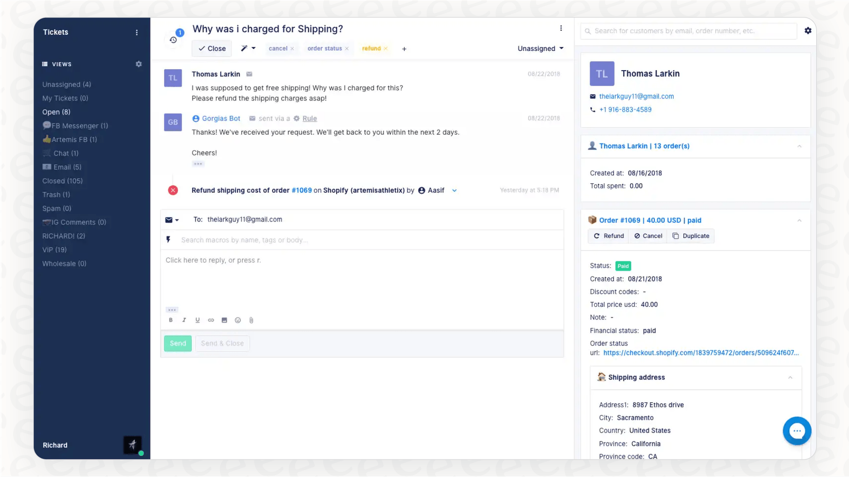 Gorgias eコマースヘルプデスクソフトウェアのスクリーンショット。Shopifyとの深い連携を示しており、サポートチケットのすぐ隣に顧客の注文データが表示されている。Gorgiasウィジェット内でShopify注文メタフィールドにアクセスする方法を説明している。::