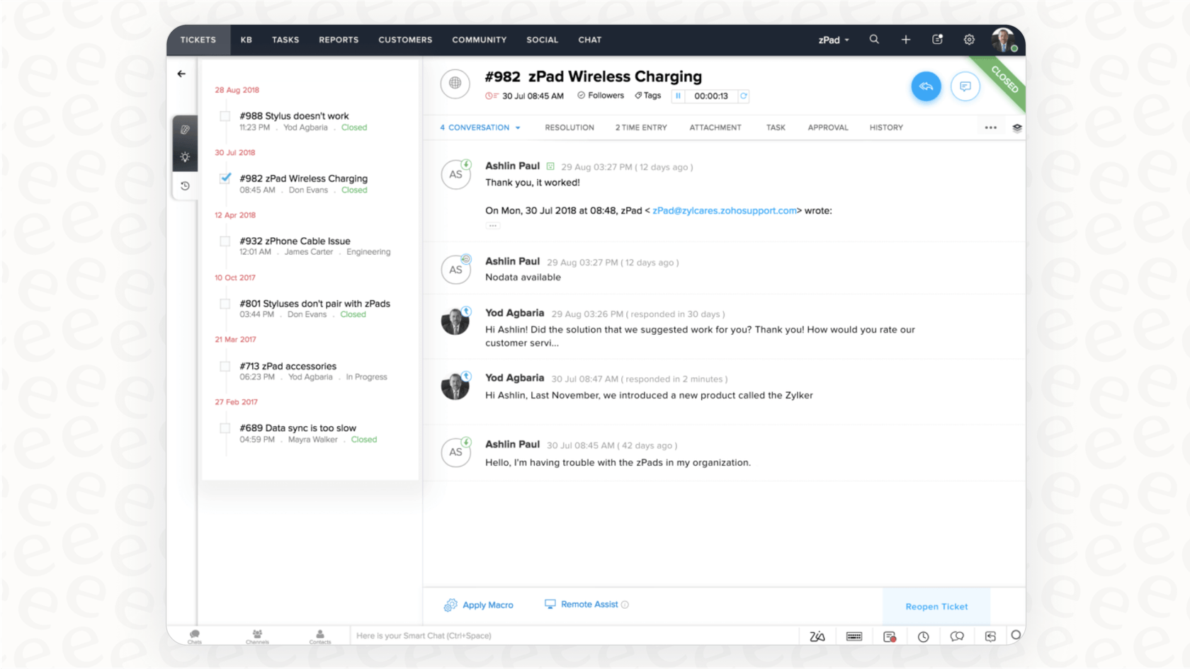 La interfaz del software de help desk para ecommerce Zoho Desk, demostrando su característica de "contexto consciente" al mostrar datos integrados de Zoho CRM junto a un ticket de soporte al cliente.
