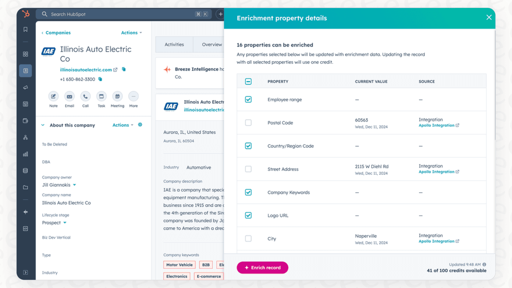 Ein Screenshot des HubSpot Report-Builders, der die Umgebung illustriert, in der die Funktion „Breeze suggest properties“ den Benutzer-Workflow unterstützt.