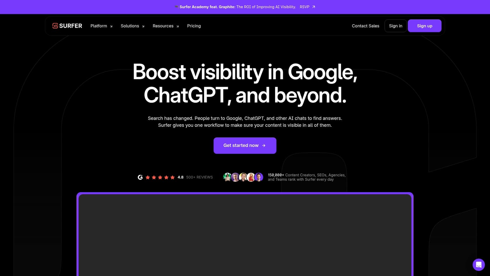 Uma captura de tela da página inicial do Surfer AI, focando na sua capacidade de criar artigos otimizados para SEO com um clique.