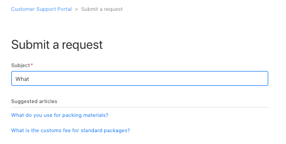 Formulário Submit a request do Zendesk com a palavra What no campo de assunto e dois artigos sugeridos listados abaixo, retirado da documentação de métodos de busca da central de ajuda do Zendesk