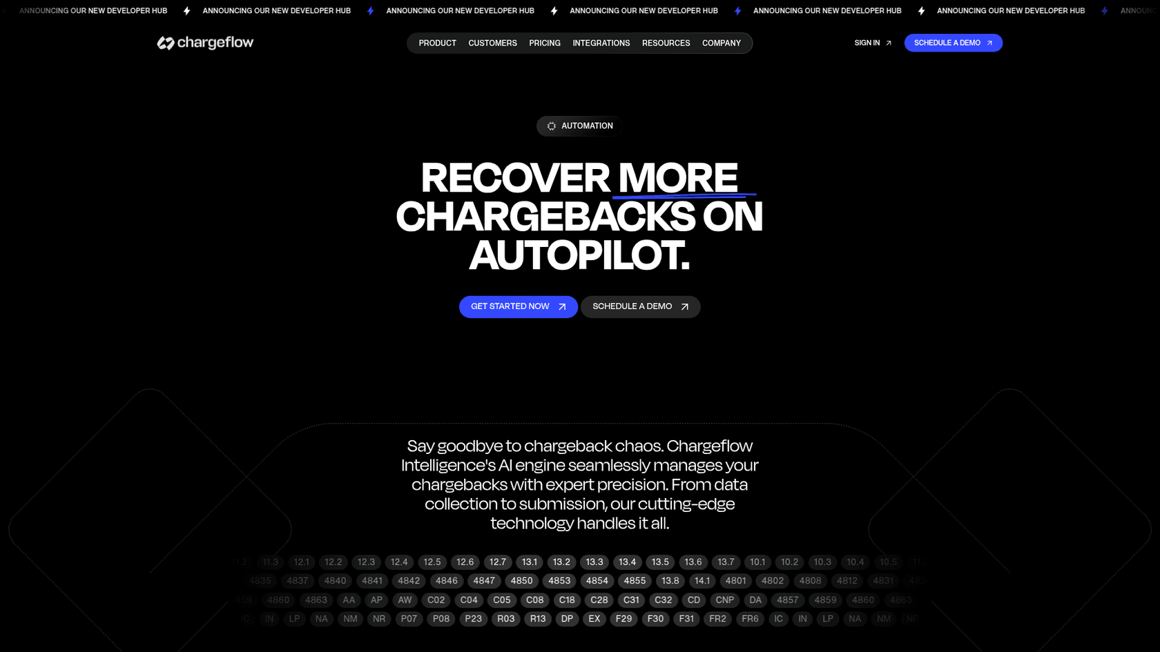 Página de Automação da Chargeflow, com o título "Recover more chargebacks on autopilot", com códigos de motivo de chargeback rolando abaixo, conforme captura da Chargeflow