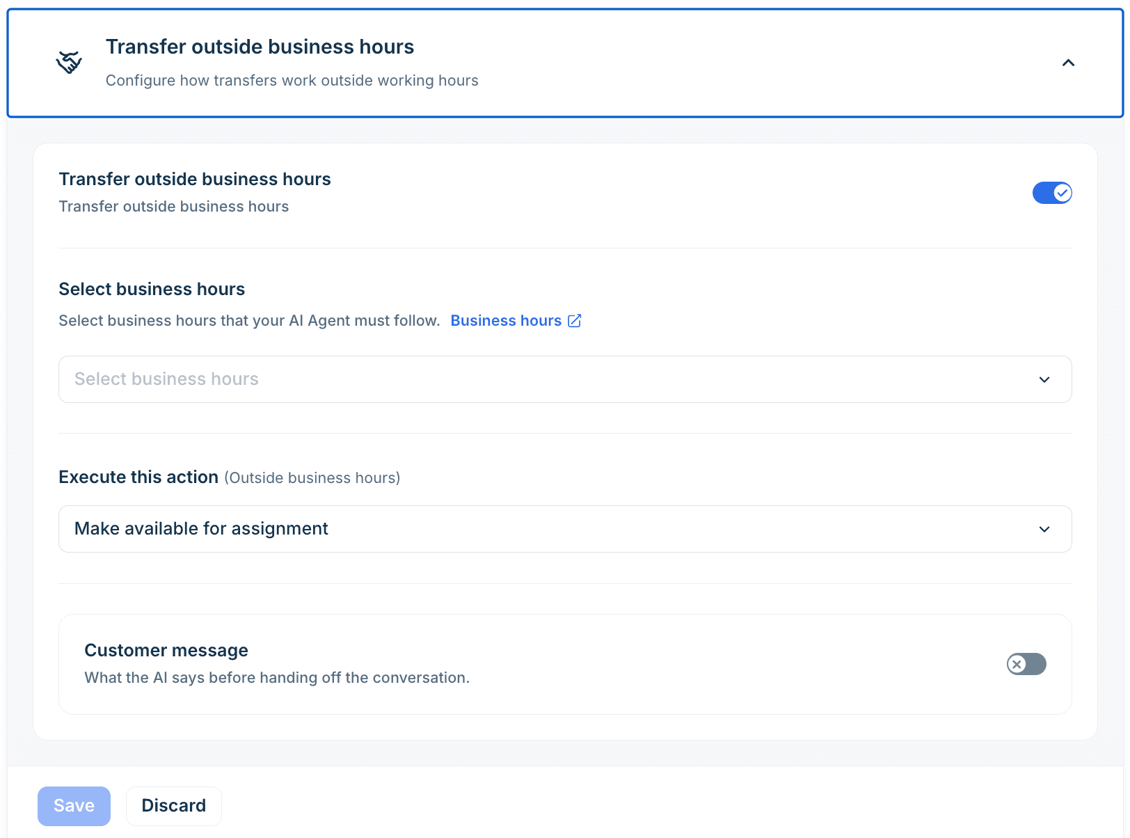 Panneau Transfer outside business hours de Freshdesk avec le bouton activé, un menu Select business hours, l'action Make available for assignment et un bouton Customer message, tiré du site de support de Freshdesk