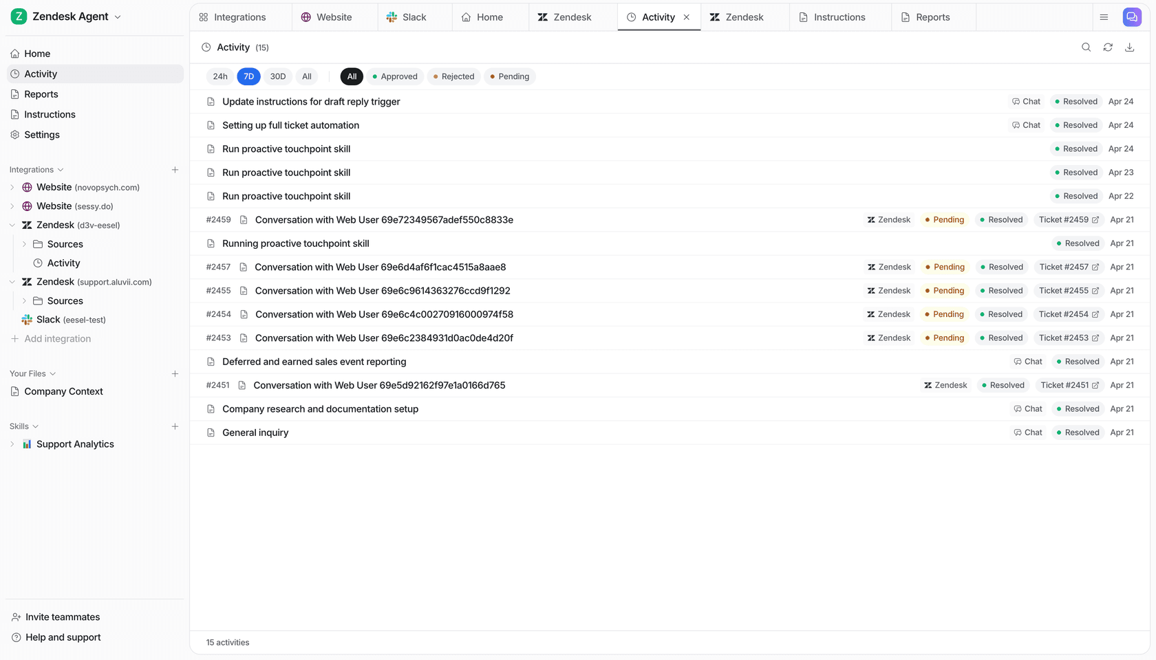 Registro de actividad de eesel AI que muestra un registro del manejo automatizado de tickets, con filtros de estado Aprobado/Rechazado/Pendiente y enlaces a números de tickets individuales de Zendesk