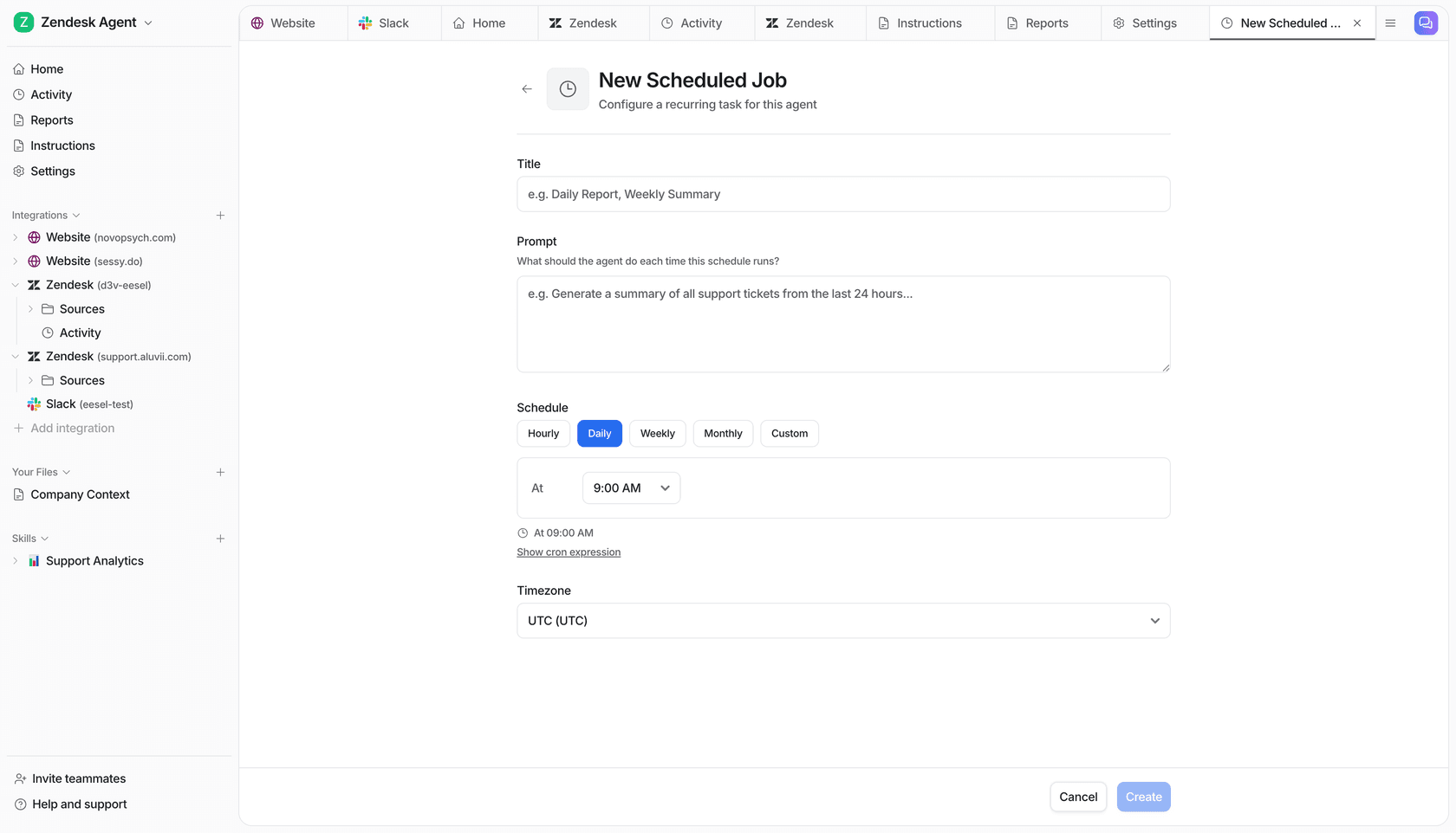 Formulario de creación de trabajo programado de eesel AI que muestra Título, Prompt (lenguaje natural), selector de programación con opciones Por hora/Diario/Semanal/Mensual/Personalizado, selector de hora y campo de zona horaria