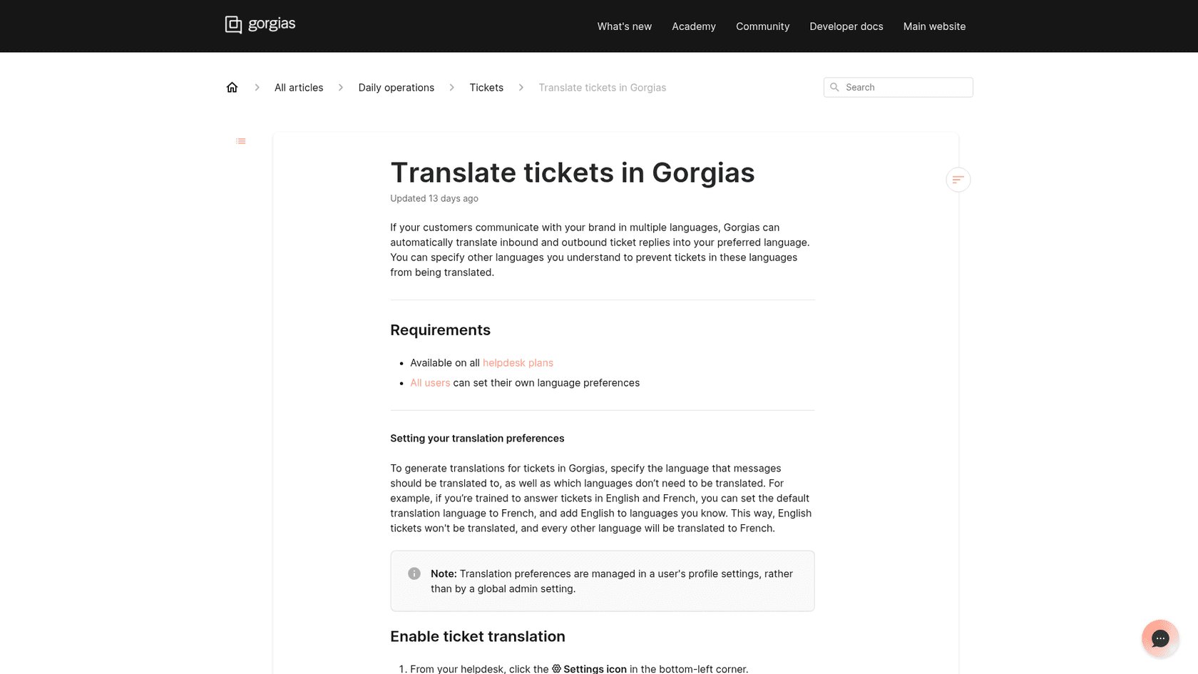L'article d'aide Gorgias Translate tickets in Gorgias, indiquant que la traduction est disponible dans tous les plans de helpdesk et que chaque utilisateur définit ses propres préférences de langue, tiré de la documentation Gorgias