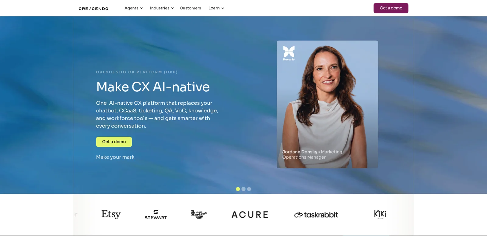 A página inicial da Crescendo, que agora abre com uma plataforma de CX nativa de IA e um botão Get a demo, extraída da Crescendo