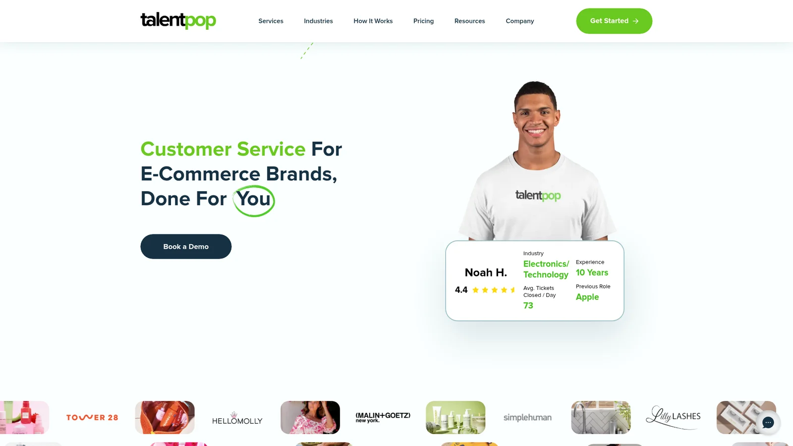 Página inicial da TalentPop com o título Customer Service For E-Commerce Brands, Done For You, um botão Book a Demo e um cartão de agente de Noah H. mostrando nota 4,4, média de 73 tickets fechados por dia, 10 anos de experiência e um cargo anterior na Apple, retirada da TalentPop
