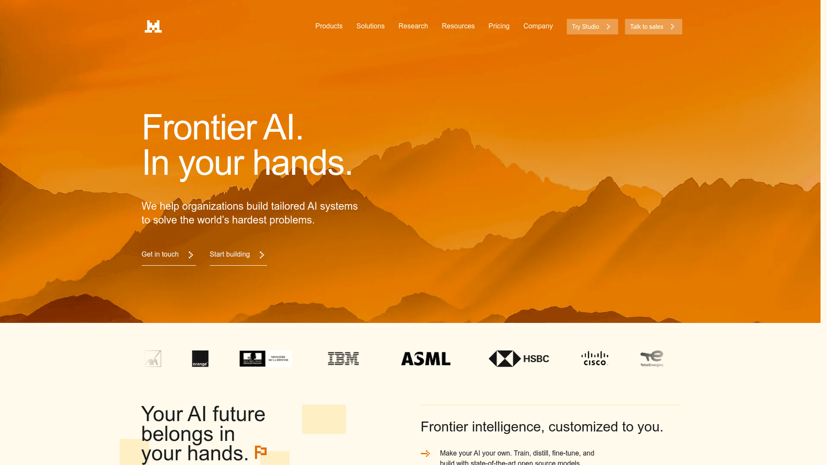 Uma captura de tela da página inicial do site da Mistral AI, uma opção flexível para quem busca alternativas de fronteira à OpenAI.