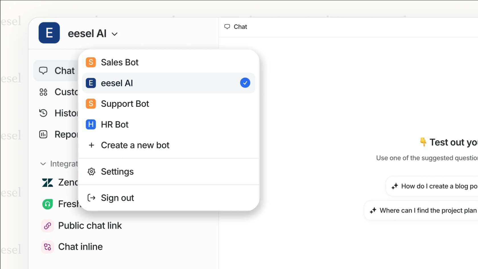 Captura de pantalla que muestra un panel de IA de HelpDesk donde un usuario puede configurar bots separados para soporte de TI y soporte al cliente, cada uno con su propia base de conocimiento.
