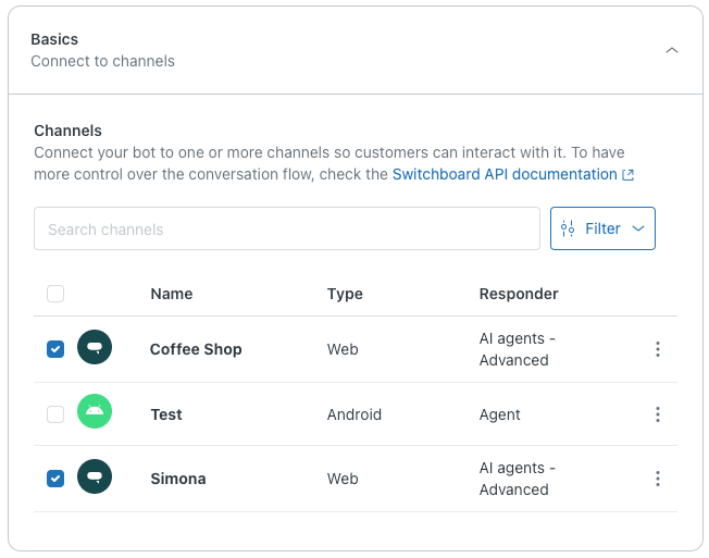Una interfaz de selección de canales que muestra los canales de mensajería disponibles como Web y Android, con casillas de verificación para conectar un bot a los canales seleccionados.