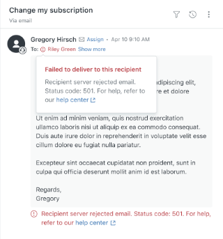 Support-Ticket-Oberfläche, die ein Warnsymbol für E-Mail-Zustellungsfehler neben dem Namen des Empfängers mit Details zur Serverablehnung anzeigt