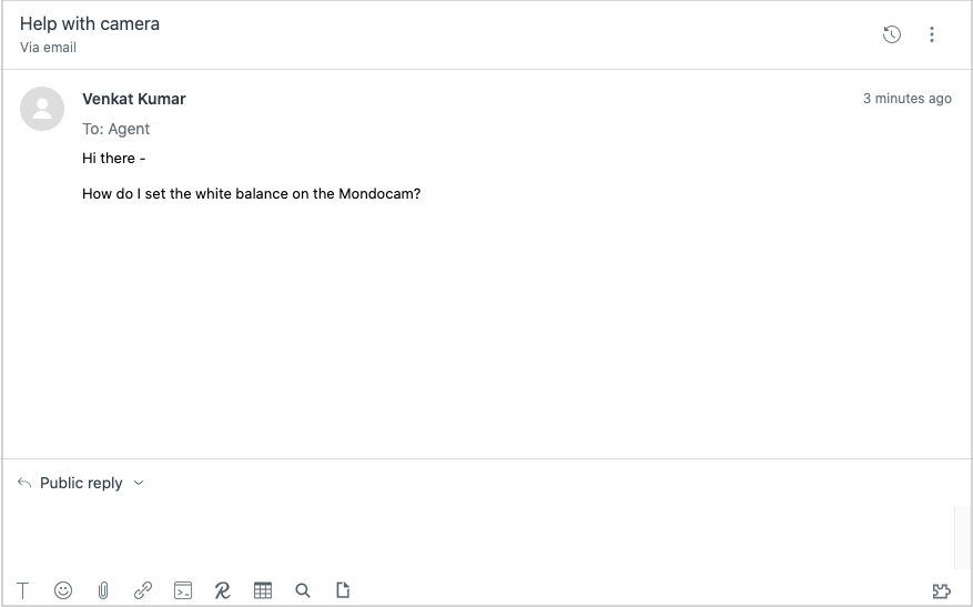 Eine Support-Ticket-Oberfläche, die die Anfrage eines Kunden zu Kameraeinstellungen und die öffentlichen Antwortoptionen des Mitarbeiters anzeigt.